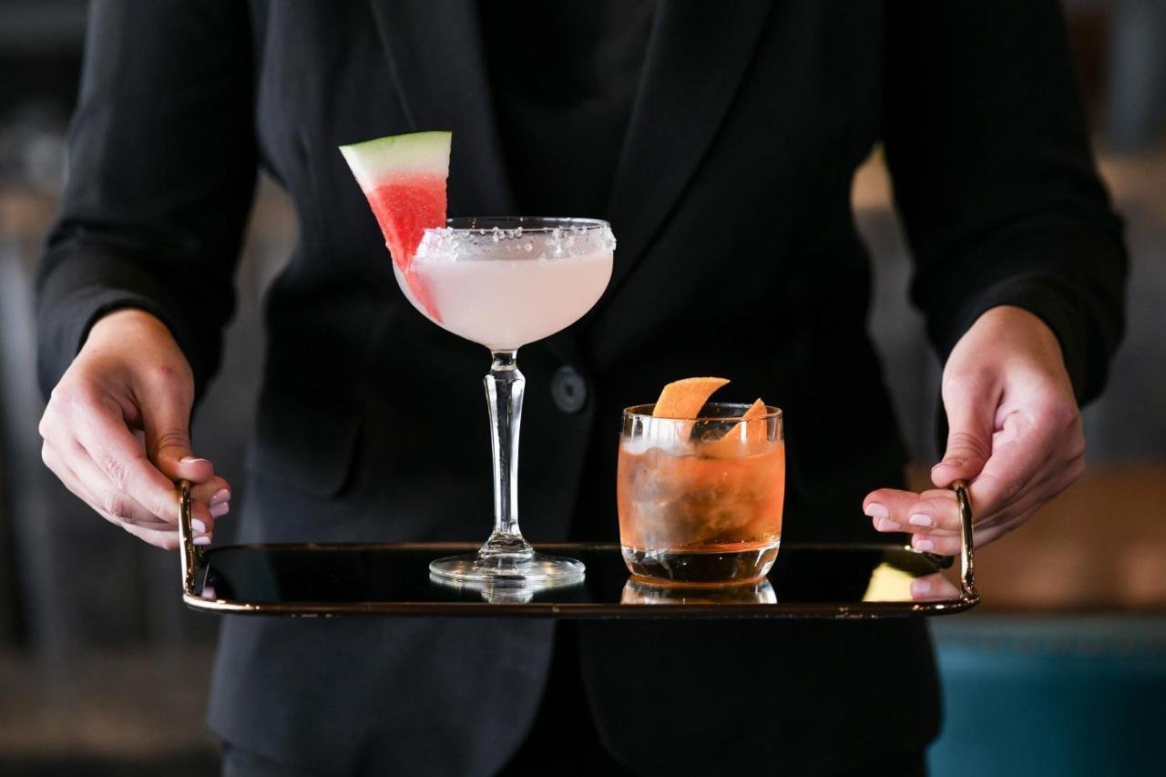 Powerhouse Hotel Tamworth By Rydges Exterior foto A server holding a tray of cocktails