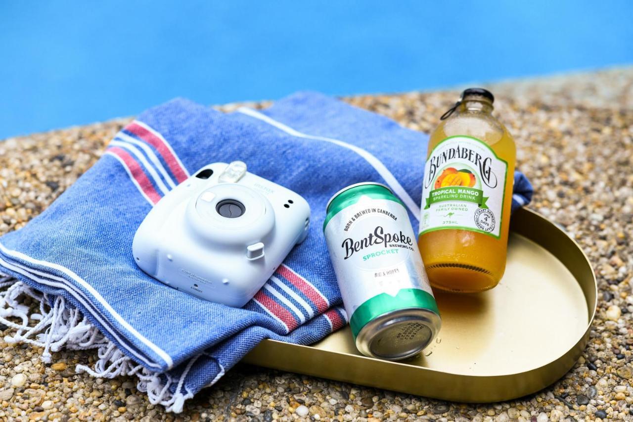 Powerhouse Hotel Tamworth By Rydges Exterior foto A bottle of San Miguel and a can of San Miguel Zero