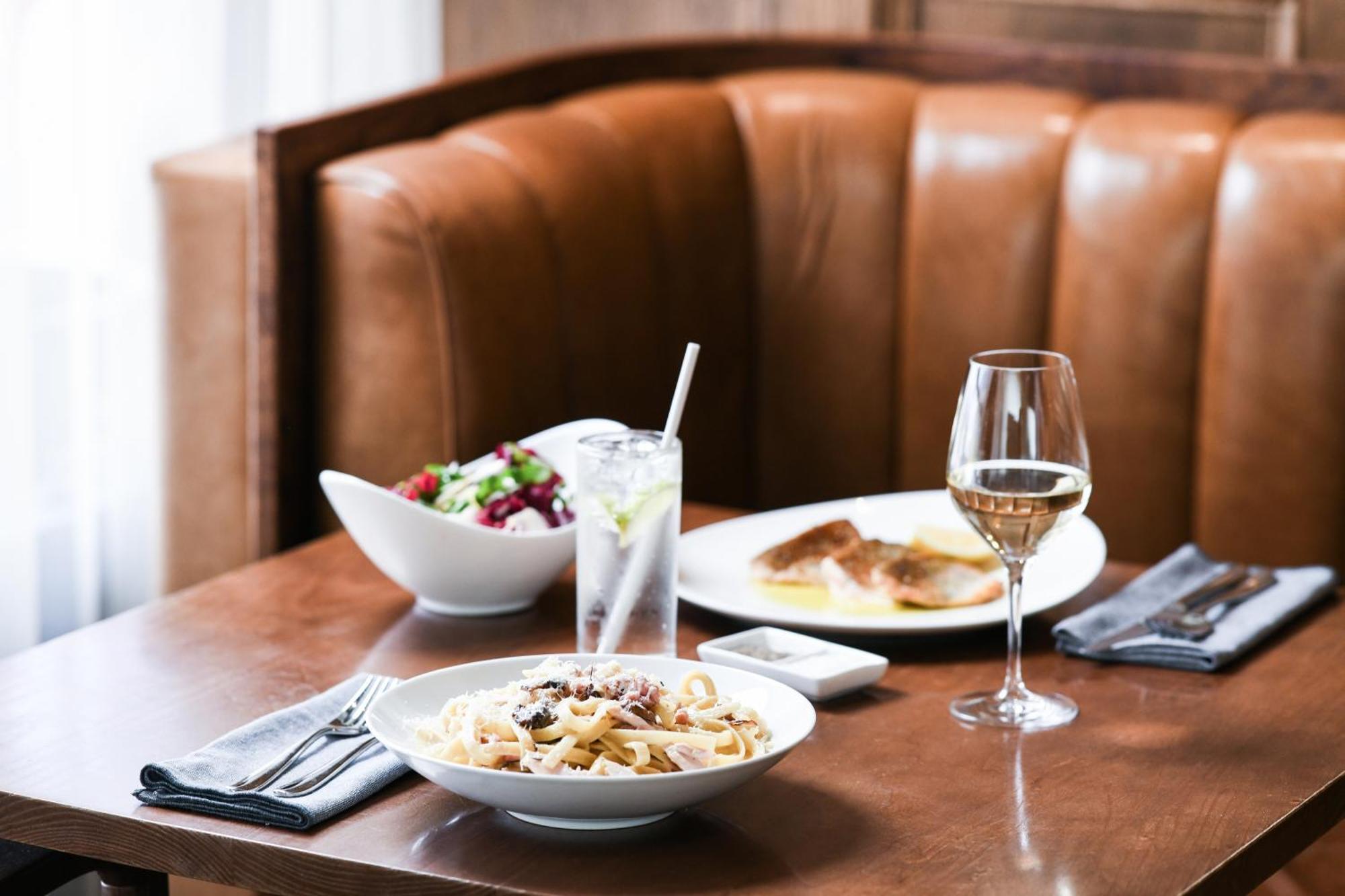 Powerhouse Hotel Tamworth By Rydges Exterior foto A meal at the restaurant
