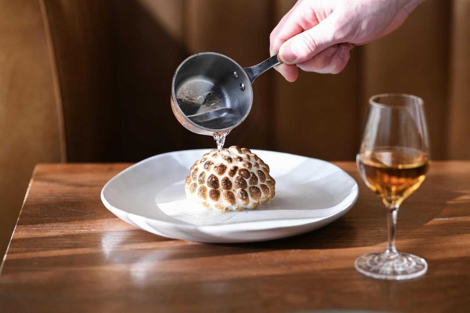 Powerhouse Hotel Tamworth By Rydges Exterior foto A quenelle being poured with Nantua sauce
